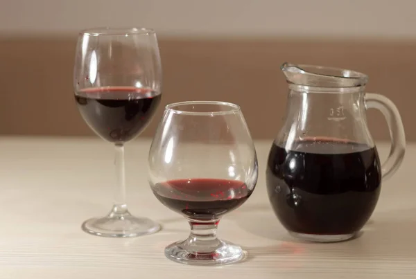 Decanter Bicchieri Vino Rosso Sono Sul Tavolo — Foto Stock
