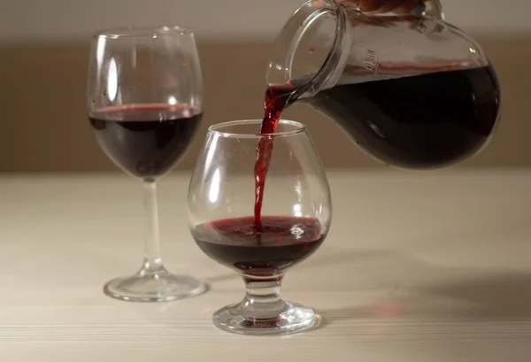Dal Decanter Verso Vino Rosso Bicchiere Accanto Esso Bicchieri Vino — Foto Stock
