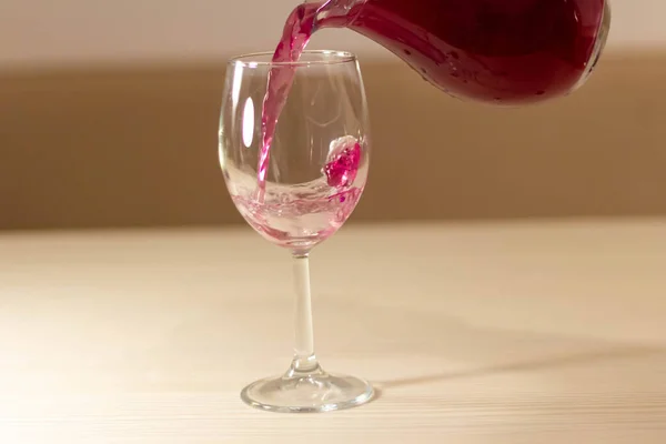 Ich Gieße Ein Rosa Getränk Ein Glas Aus Einer Karaffe — Stockfoto
