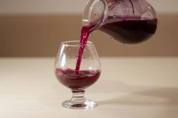 Versare Vino Rosso Bicchiere Cognac — Foto Stock