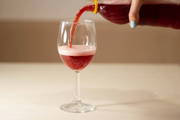 Kirschbier Aus Plastikflasche Ergießt Sich Ein Glas — Stockfoto