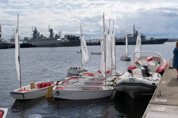 ロシア サンクトペテルブルク 2019ネヴァ川に白い帆のボートが立つ — ストック写真