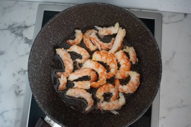 Kızartma tavasında kızarmış Langoustines.