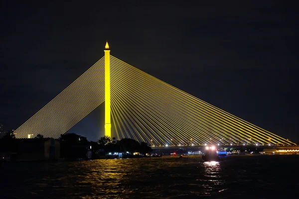 Pont Doré Traversant Rivière Dans Nuit — Photo