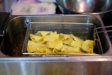  Yağda kızartılmış patates cipsi.