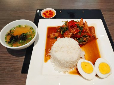  Haşlanmış yumurtalı pilav ve bir fincan sıcak çorbanın yanında fesleğenli kızarmış domuz eti.