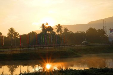 Sabah güneşi dağların tepesinde hafif oynar, uçsuz bucaksız bir araziye dokunur