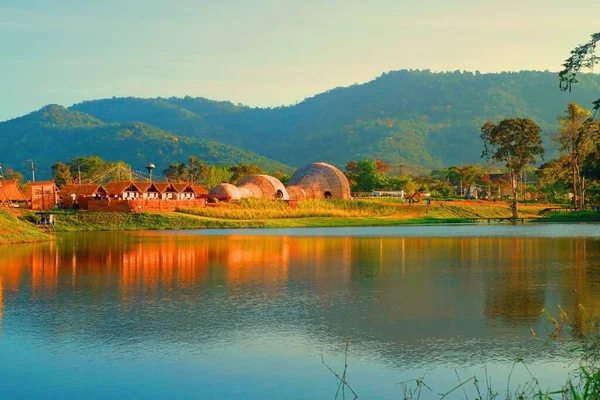 Casas Vintage Campo Grama Sobre Uma Lagoa Fundo Montanha Sob — Fotografia de Stock