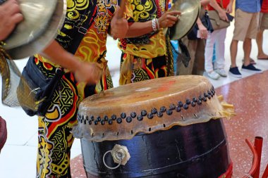 2021 yılını kutlamak için davul çalan ve müzik çalan müzisyenler.
