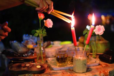 Çin Yeni Yıl kutlamalarında iyi ruhlara saygı göstermek için geceleri tütsü mumları yakın.