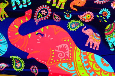 Tay klasik fil ve çiçek deseni koyu mavi arka planda