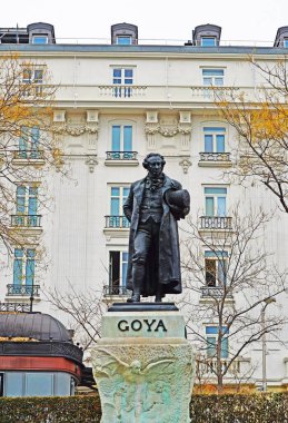  Goya Anıtı, İspanya 'nın Madrid kentindeki bir müzenin önünde yer almaktadır.