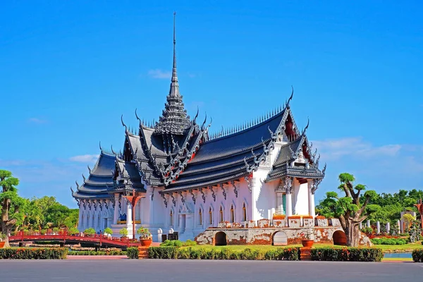 Thaise Traditionele Klassieke Tempel Blauwe Lucht Achtergrond — Stockfoto