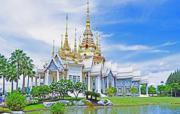 Een Witte Thaise Klassieke Kerk Bewolkte Blauwe Lucht Achtergrond — Stockfoto