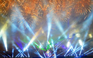 Ulusal spor oyunları 1 'in büyük kapanış töreni için gecenin karanlığında renkli havai fişekler.