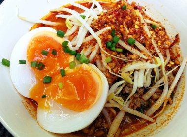 Tom yum kung (Tayland mutfağı), Tom Yum Kung deniz ürünleri çorbası ve erişte. Tom yer elması Tayland 'da tipik bir baharatlı berrak çorbadır.