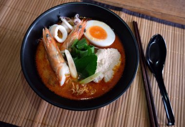 Tom yum kung (Tayland mutfağı), Tom Yum Kung deniz ürünleri çorbası ve erişte. Tom yer elması Tayland 'da tipik bir baharatlı berrak çorbadır.