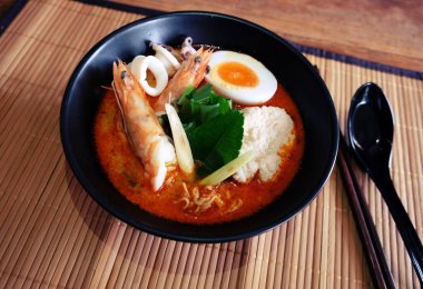 Tom yum kung (Tayland mutfağı), Tom Yum Kung deniz ürünleri çorbası ve erişte. Tom yer elması Tayland 'da tipik bir baharatlı berrak çorbadır.