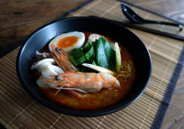 Tom yum kung (Tayland mutfağı), Tom Yum Kung deniz ürünleri çorbası ve erişte. Tom yer elması Tayland 'da tipik bir baharatlı berrak çorbadır.