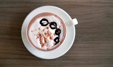 Sabah sıcak kakao ve süt köpüğü