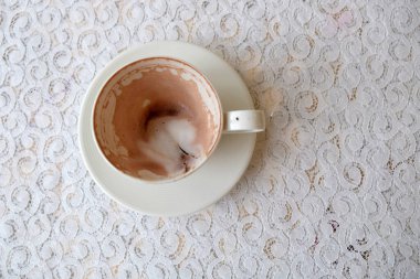 Sabah sıcak kakao ve süt köpüğü