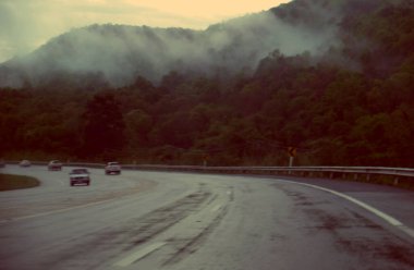 Soyut araba trafiği köy yolu. Araba sürerken bulanıklık. Görüntü