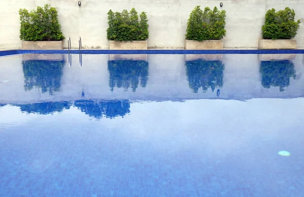 Piscine Hôtel Avec Des Reflets Ensoleillés — Photo