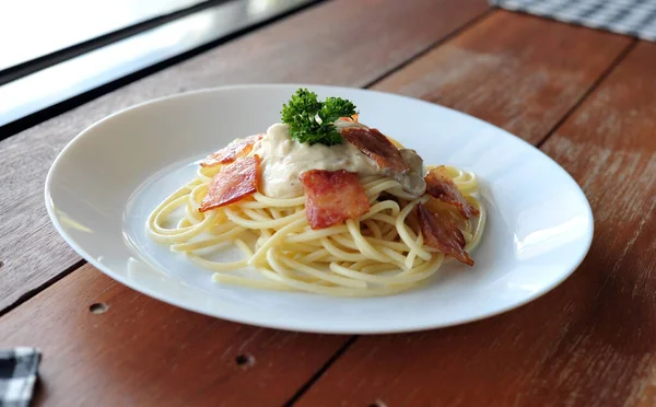 Delicious Spaghetti Carbonara Bacon Wooden Table — Stock Photo, Image