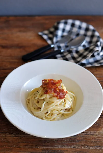 Delicious Spaghetti Carbonara Bacon Wooden Table — Stock Photo, Image