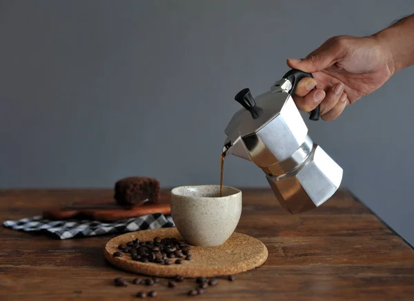 Kaffeemaschine Und Kaffeetasse Italienische Espressomaschine Aus Stahl — Stockfoto