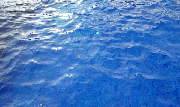 Piscina Del Hotel Con Reflejos Soleados —  Fotos de Stock