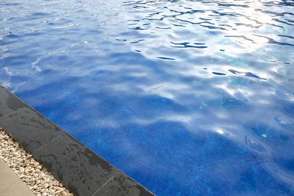 Hotel Zwembad Met Zonnige Reflecties — Stockfoto