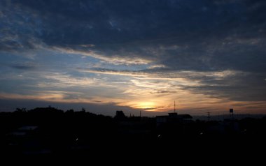 Bulutlar ve güneş ile gün batımı gökyüzü arkaplanı, resim duvar kağıdı.