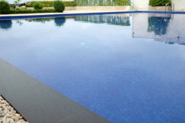 Güneşli yansımalı otel yüzme havuzu 