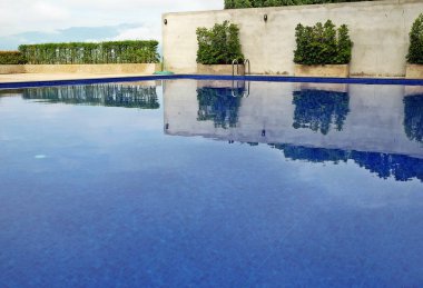 Güneşli yansımalı otel yüzme havuzu 