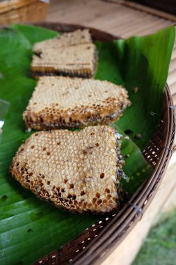 Bit pazarında satacak bir mağazası olan taze bir bal peteği. Asya kırsalı- Resim 