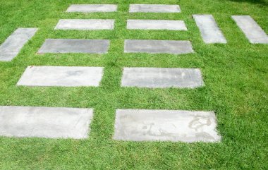 Yeşil çimen parkındaki patika.