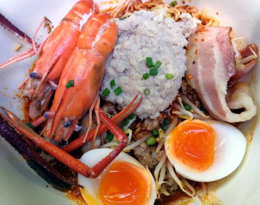 Tom yum kung (Tayland mutfağı), Tom Yum Kung deniz ürünleri çorbası ve erişte. Tom yer elması Tayland 'da tipik bir baharatlı berrak çorbadır.