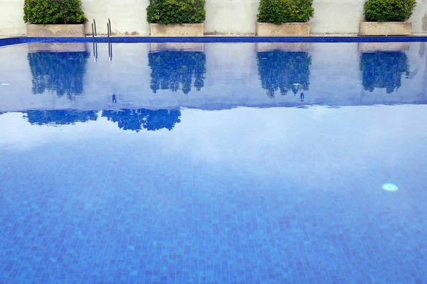 Piscina Hotel Com Reflexos Ensolarados — Fotografia de Stock