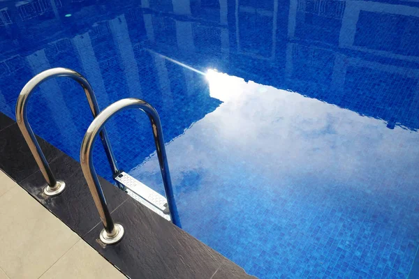 Escalera Barras Agarre Piscina Azul Con Reflejos Soleados — Foto de Stock