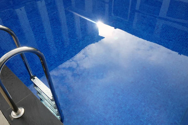 Escalera Barras Agarre Piscina Azul Con Reflejos Soleados — Foto de Stock