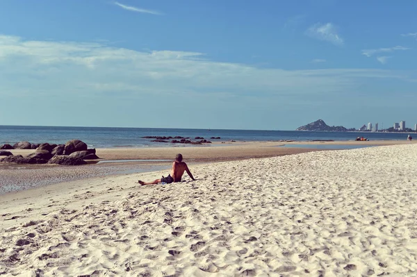 Summer Beach Vacation Concept Man Relaxing Beach Ocean Sunny View — ストック写真