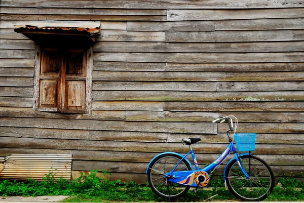 Mauern, alte Holzhäuser und ein blaues Fahrrad — Stockfoto