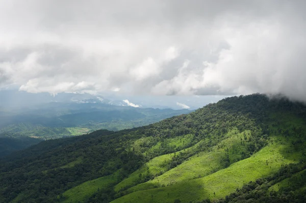 Schöne Berglandschaft und nebelblauer Himmel — Stockfoto