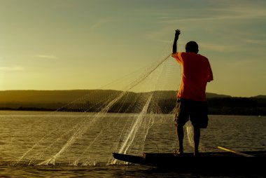 Balıkçılık ve günbatımı insanlar Mekong Nehri. Tayland