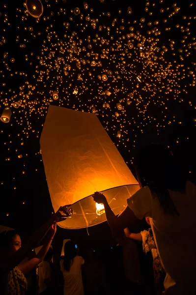 Floating lantern in Yee Peng festival, Buddhist floating lanterns to the Buddha in Sansai district, Chiang Mai, Thailand — Stock Photo, Image