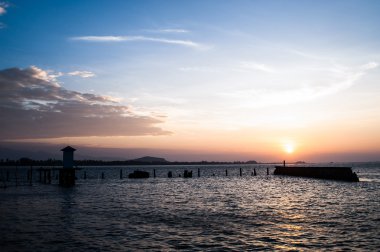 Güzel günbatımında tropik bir sahil. Doğa arkaplanı