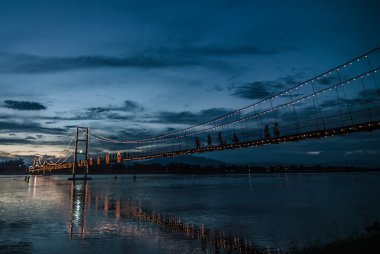 Güzel gün batımı 200 yıl kutlama Rattanakosin asma köprü nehir Ping.Tak Tayland üzerinden