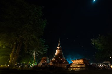 Sukhothai Historical Park Loykratong Festivali sırasında dolunay gecede tapınakta