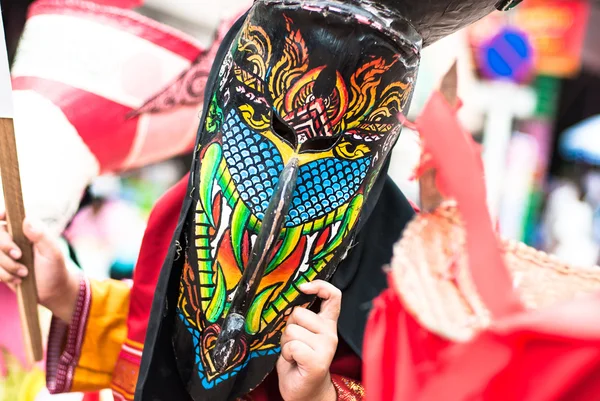 LOEI, THAILAND - Phi Ta Khon Festivali Haziran ayında Tayland, Loei 'de. Gençler ruhani giyinir ve maske takar, şarkı söyler ve dans ederler.